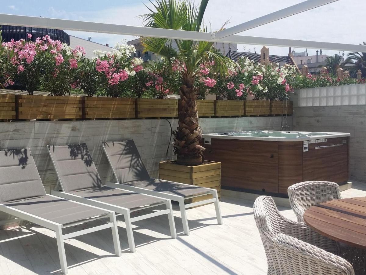 Sitges Spaces Mediterranean Apartments 4 Bedroom, 4 Bathroom, Huge Terrace, Jacuzzi- Sleeps 9 Exterior photo
