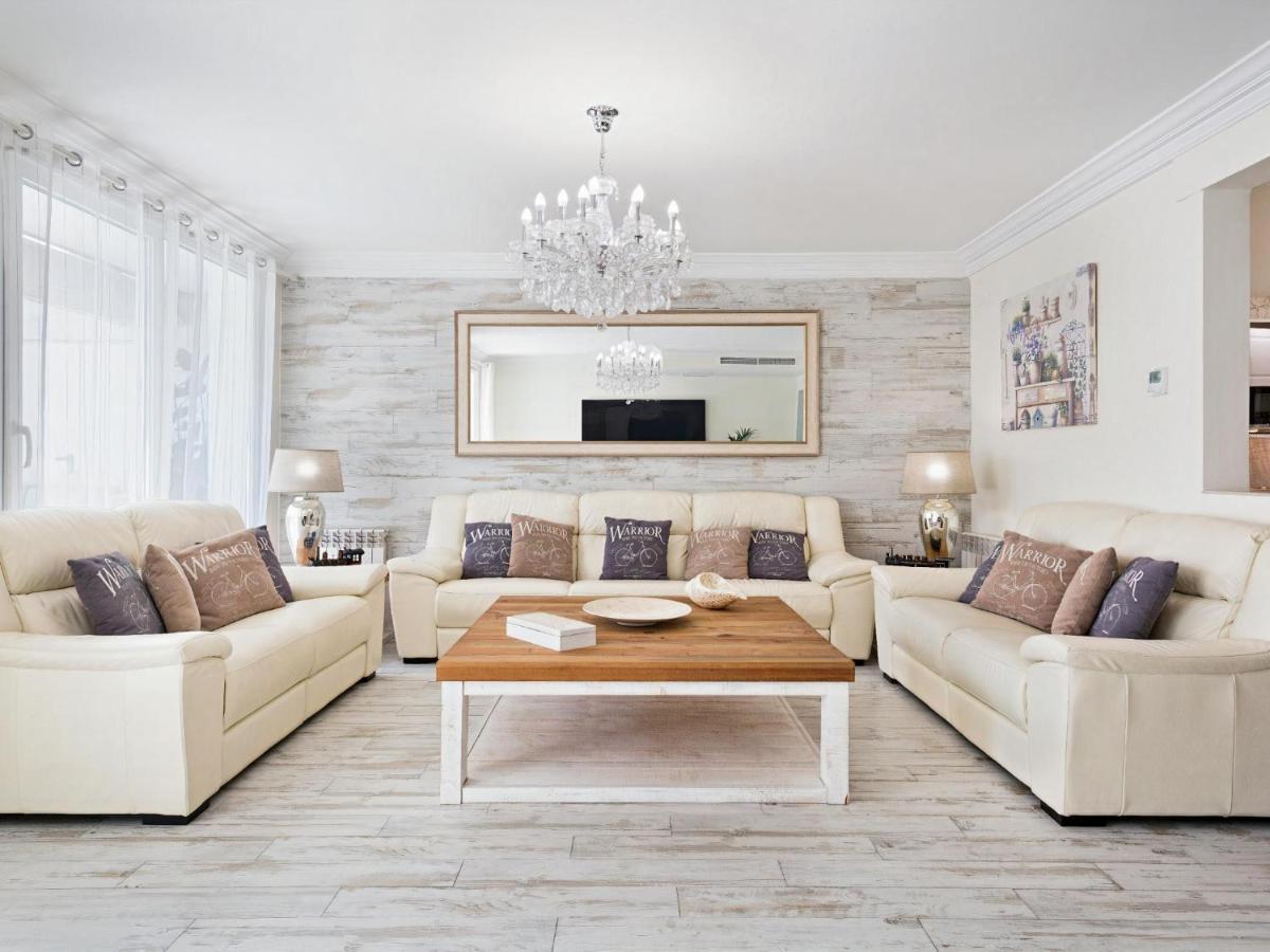 Sitges Spaces Mediterranean Apartments 4 Bedroom, 4 Bathroom, Huge Terrace, Jacuzzi- Sleeps 9 Exterior photo
